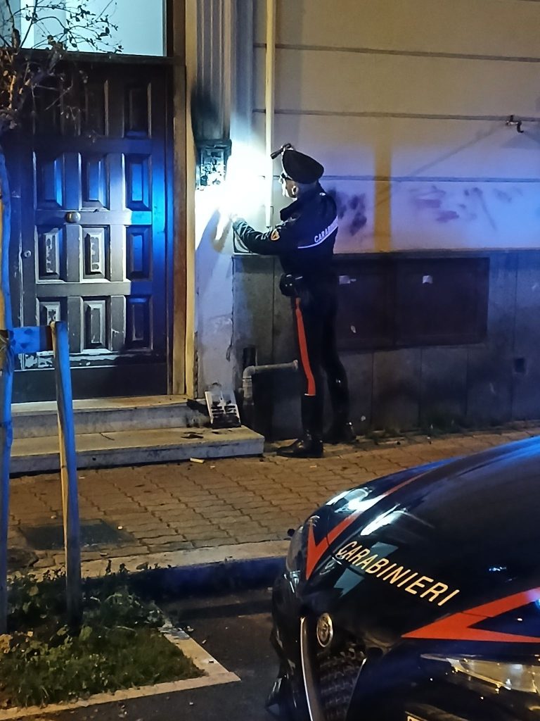 Filmato mentre brucia il citofono dell'ex moglie: arrestato in differita dai Carabinieri di Civitavecchia