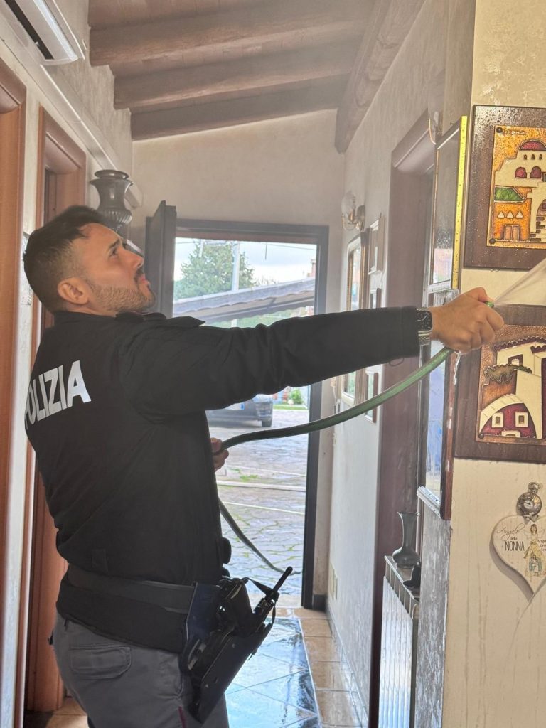 Divampa incendio in una abitazione, due agenti della Polizia traggono in salvo una anziana