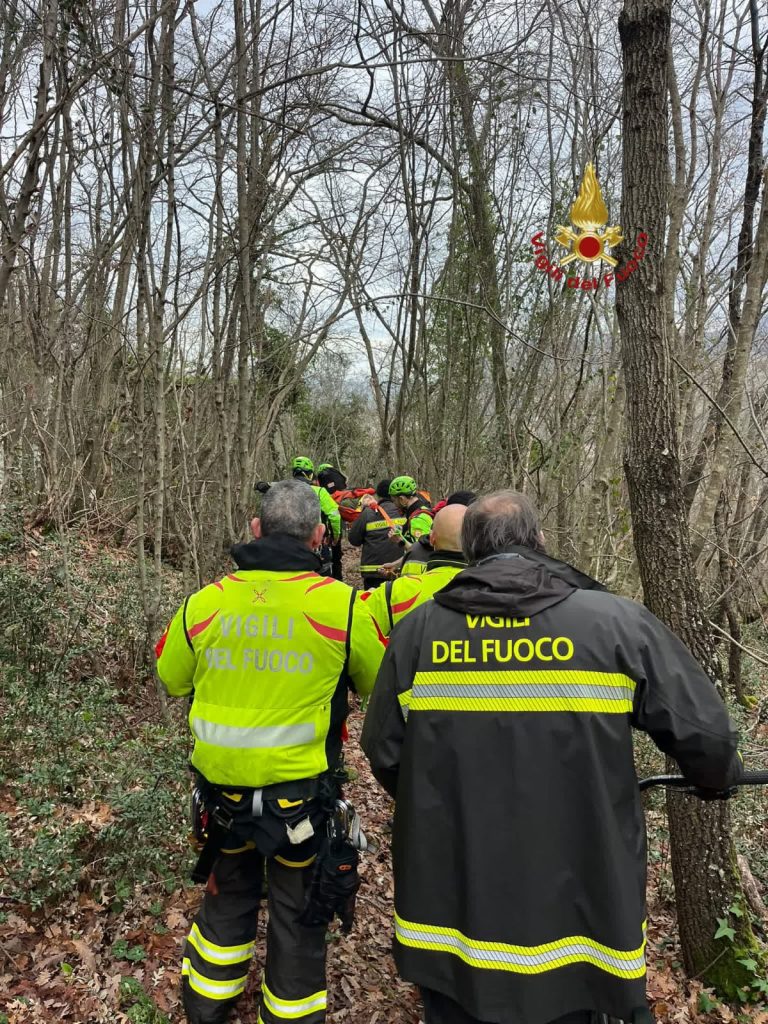 Ciclista tratto in salvo a Tivoli da un elicottero dei Vigili del Fuoco
