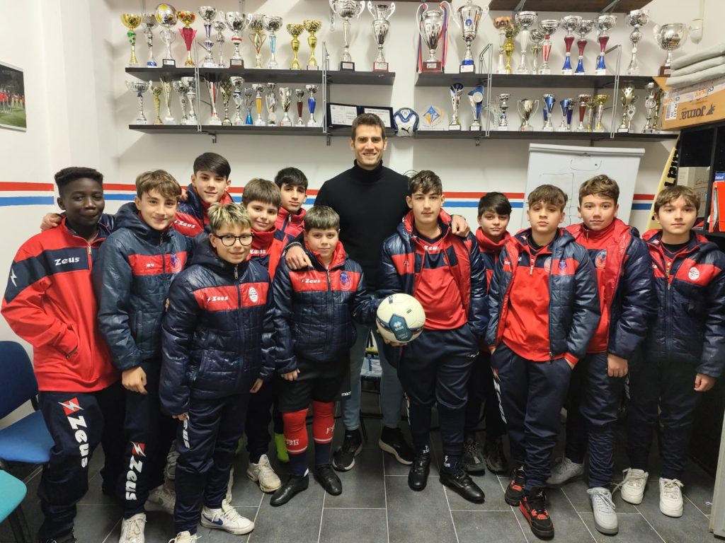 
Andrea Ancora, arbitro di Serie C, incontra i piccoli calciatori della Virtus MSN