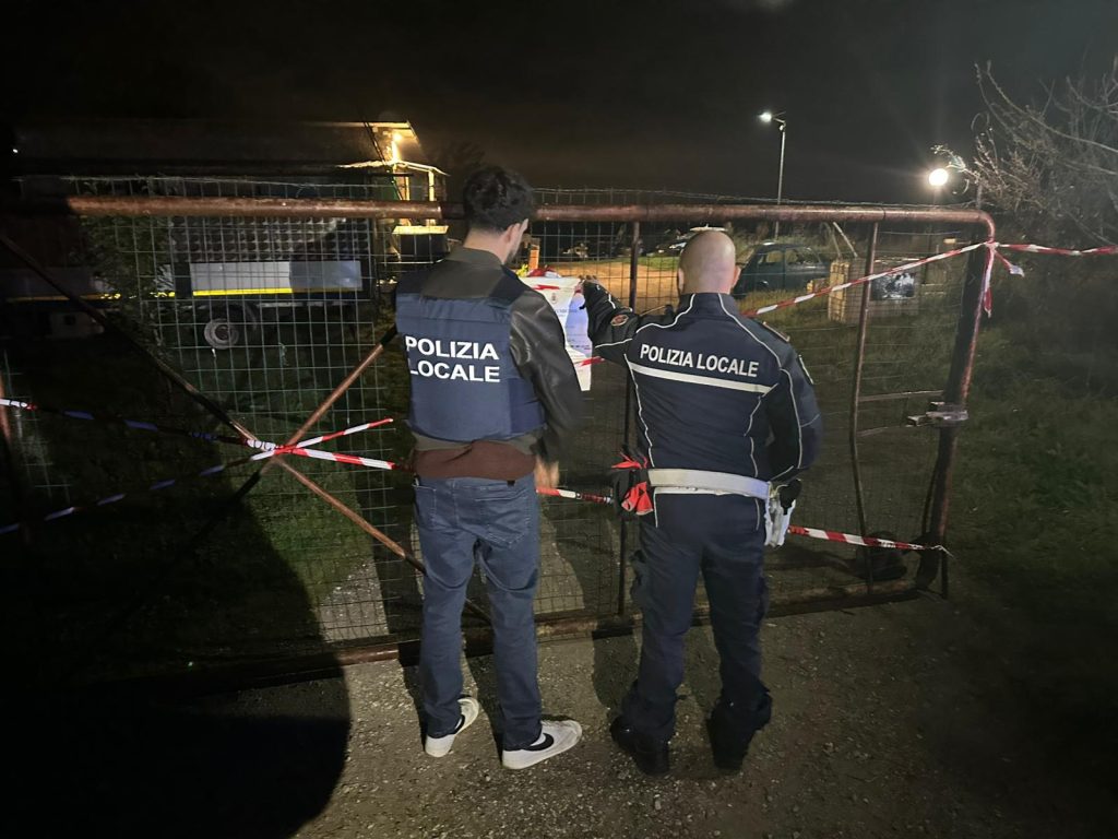 Fiumicino, maxi operazione contro insediamento abusivo: sequestrate discarica e autofficina illegale