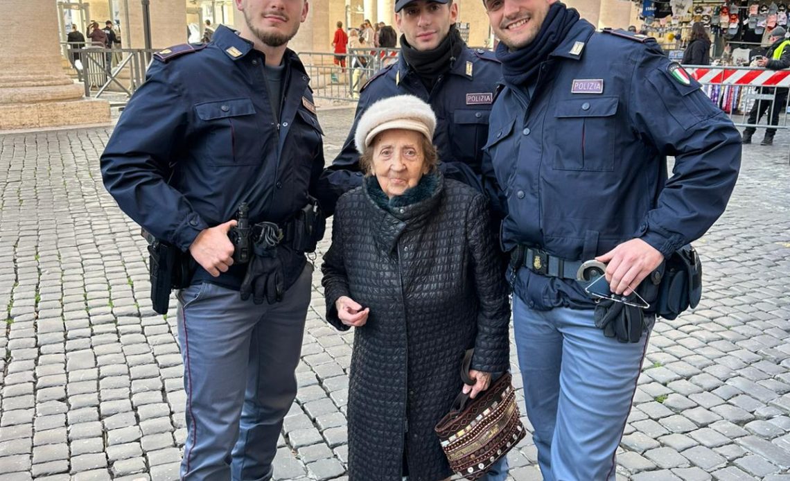 Nonnina “rapita” dal Cupolone perde l’orientamento e cade fra le braccia dei poliziotti del Commissariato Borgo
