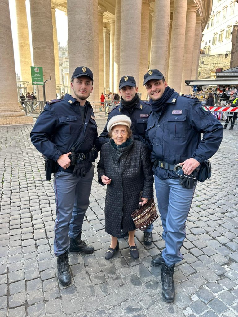 Nonnina “rapita” dal Cupolone perde l’orientamento e cade fra le braccia dei poliziotti del Commissariato Borgo