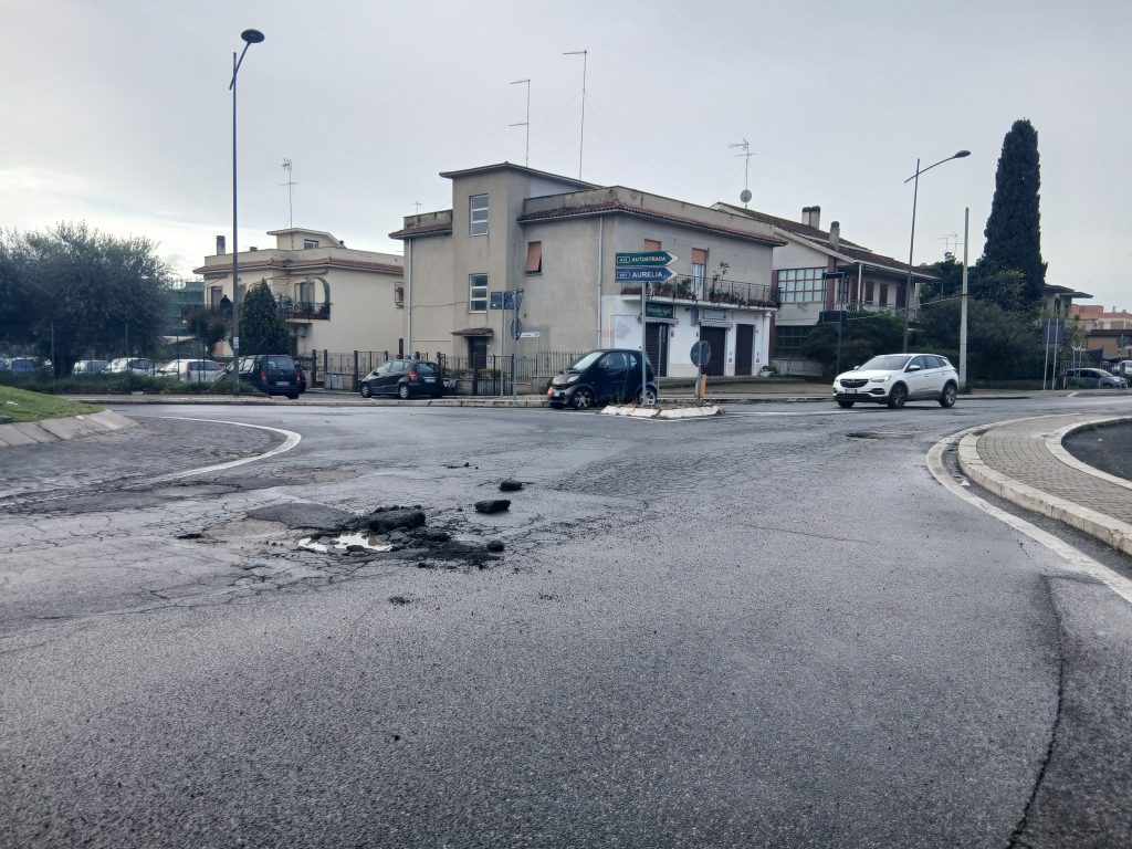 Paolacci sulle strade: "Buche e voragini, le principali vie della città abbandonate e pericolose per motorini e veicoli"