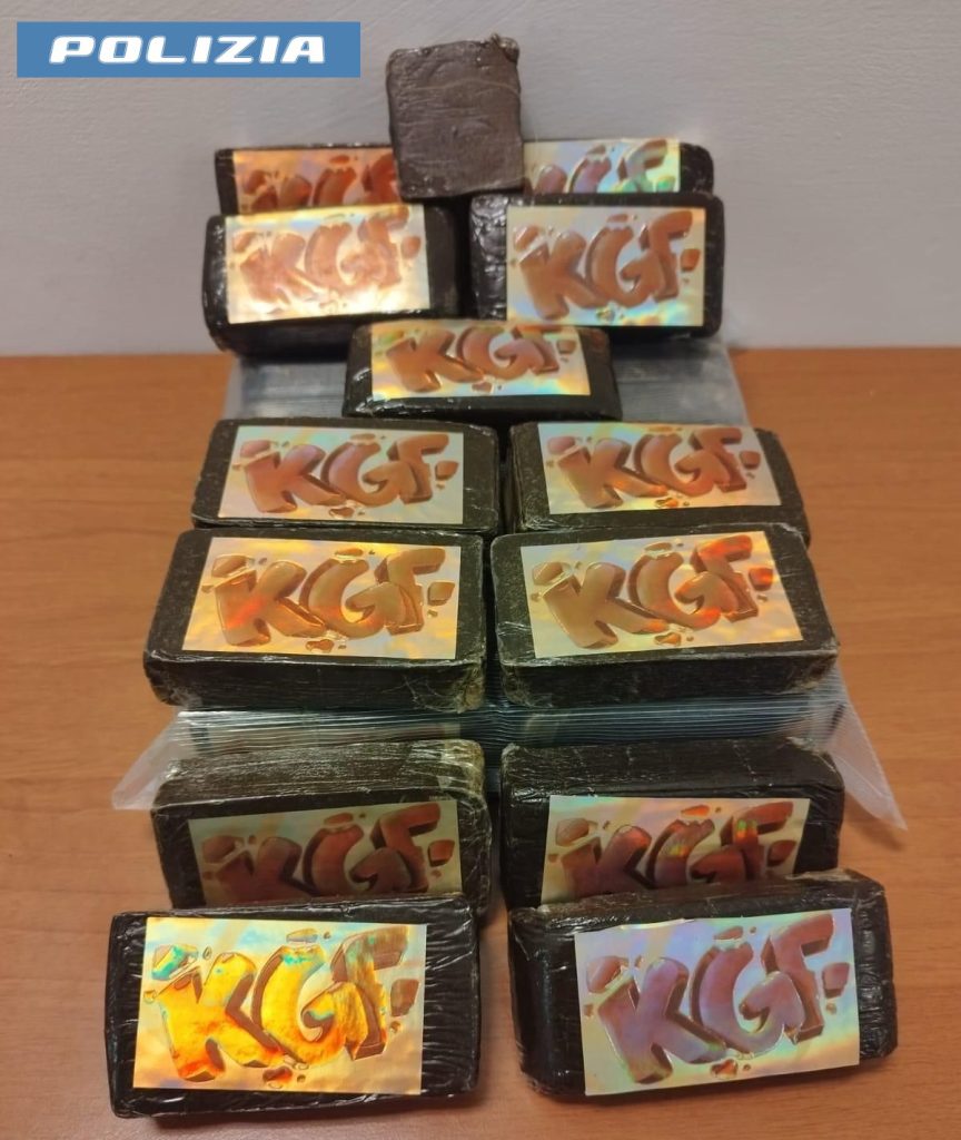 Girava in macchina con il figlio, viene fermata con dei mattoncini all’hashish. Arrestata dalla Polizia di Stato