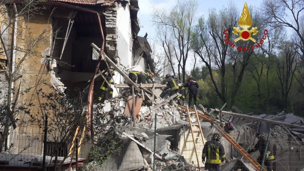 Esplosione nel quartiere Monteverde, crolla palazzina. Estratta viva una donna