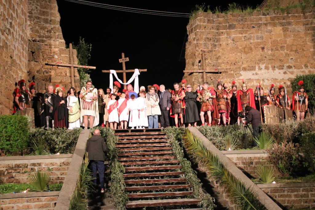Cerveteri si è trasformata ieri sera nel palcoscenico dove i Cerveterani hanno portato in scena la Passione di Gesù