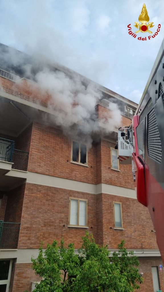 Santa Marinella, deceduto un uomo in un violento incendio divampato in un appartamento in via delle Colonie