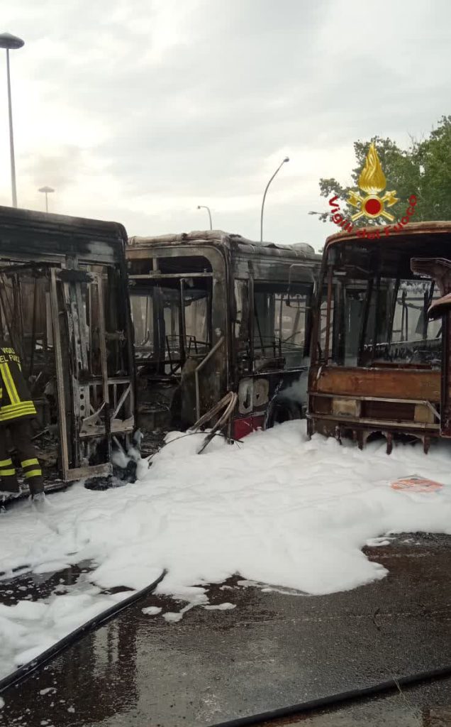 Roma, un incendio, forse di origine dolosa, ha coinvolto quattro autobus in un deposito ATAC