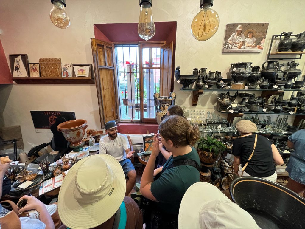 Ceramiche antiche: gli studenti dell’American Academy di Roma a lezione da Roberto Paolini di Pithos Ancient Reproduction