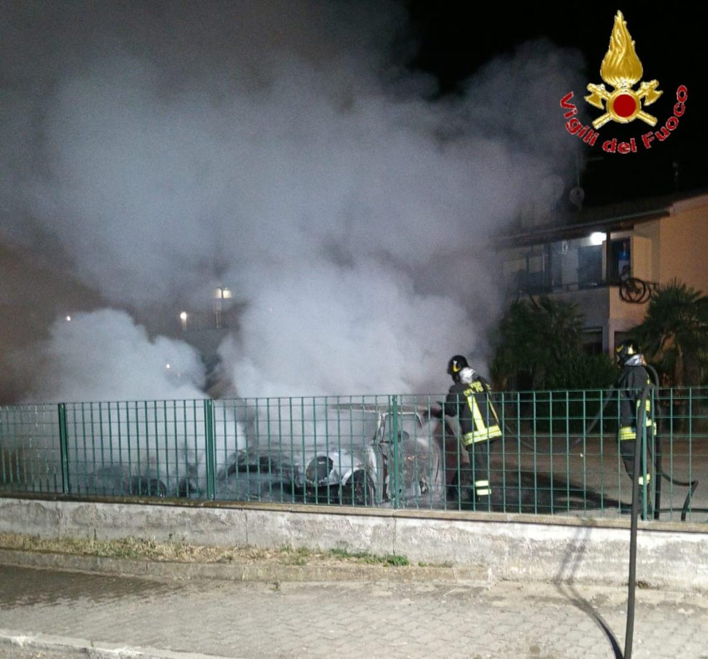 Santa Marinella, auto in fiamme nella notte. Intervento dei Vigili del Fuoco evita danni a vetture vicine