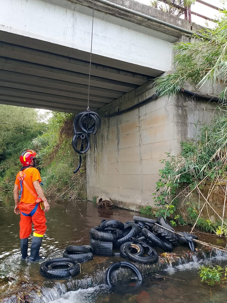Rimossi 30 pneumatici dal fiume Vaccina: grazie alla Protezione Civile e a Ventura Gomme