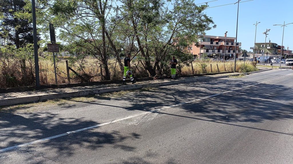 Cerveteri, proseguono gli sfalci dell’erba e la pulizia dei cigli stradali in tutto il territorio comunale