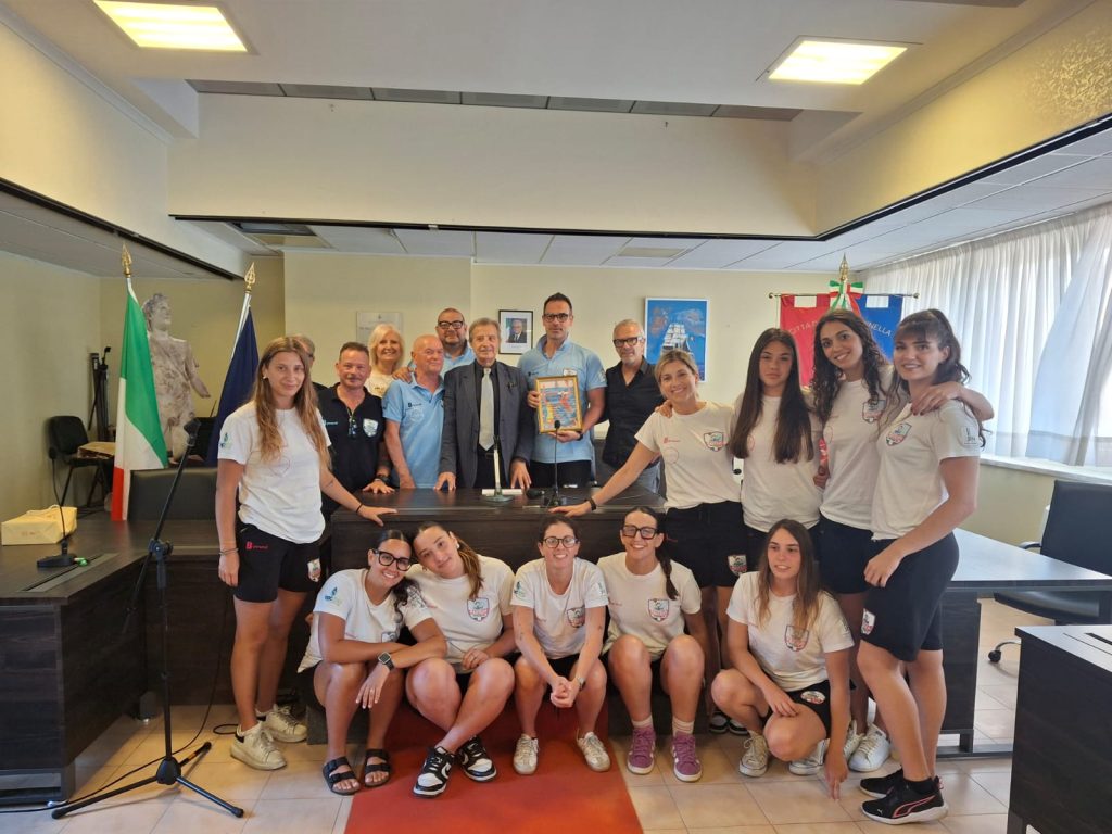 Santa Marinella, il Sindaco Tidei ha ricevuto in Municipio la squadra di pallanuoto ASD Nautilus