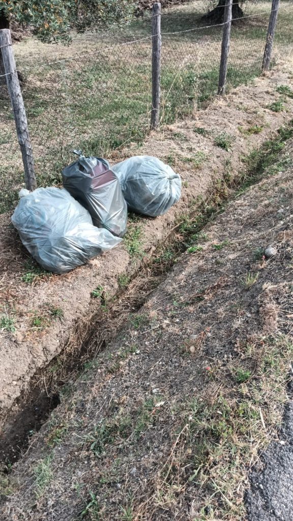 Cerveteri, continuano gli abbandoni, da parte di incivili, dei rifiuti nell’area di via di Gricciano
