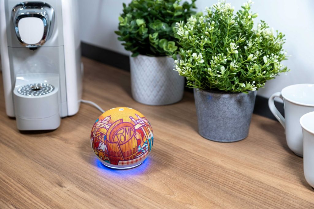 Amazon celebra Roma con un’edizione limitata e speciale di Alexa Echo Dot. Non solo un gadget tecnologico, ma una vera opera di design