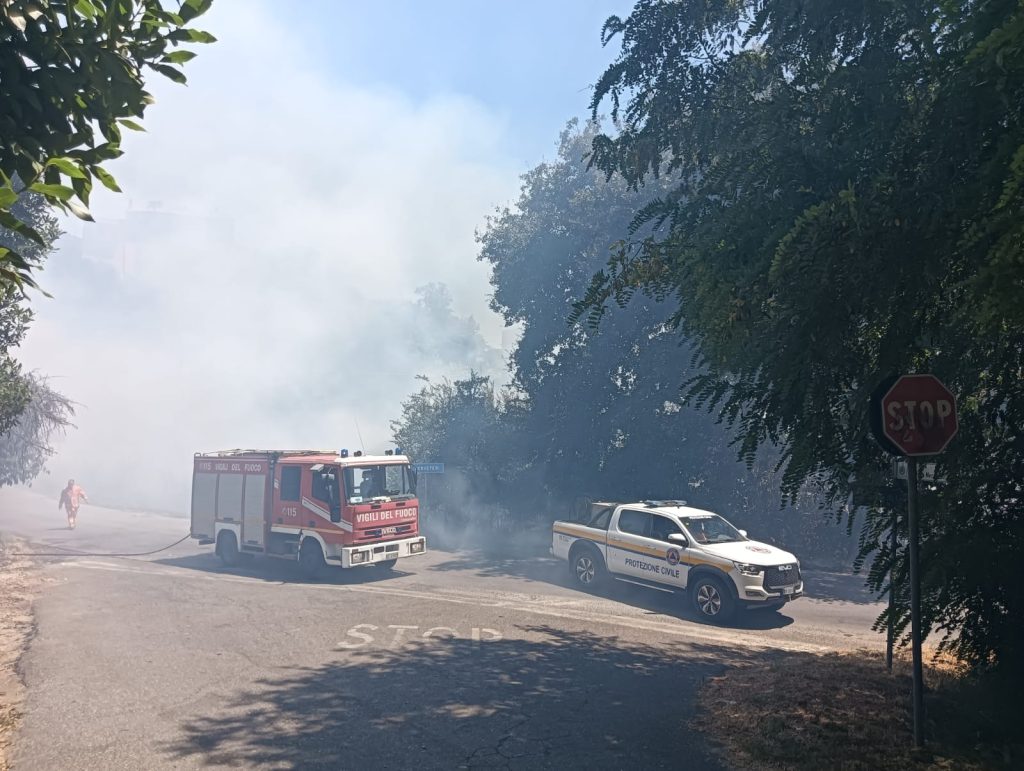 Cerveteri, incendio su via del Sasso. Il rapido intervento dei Vigili del Fuoco evita il peggio