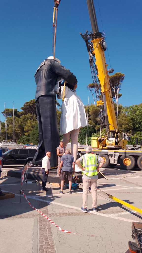 Il 6 luglio a Santa Marinella si inaugura la Statua del Bacio: la città celebra l’amore in tutte le sue forme