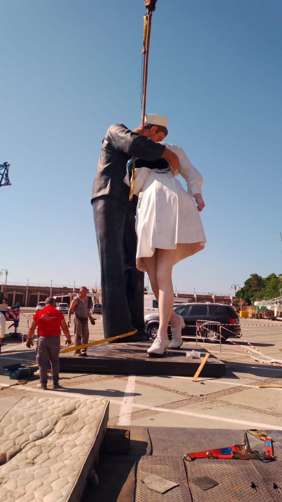 Il 6 luglio a Santa Marinella si inaugura la Statua del Bacio: la città celebra l’amore in tutte le sue forme