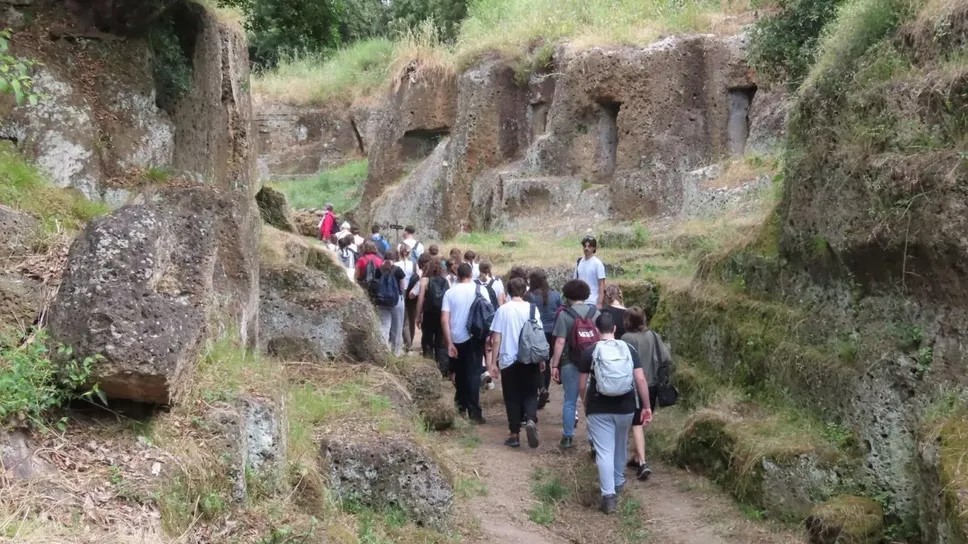 Cerveteri, gli studenti del Liceo Classico Statale Paolo Sarpi di Bergamo a scuola di archeologia pratica tra i tumuli della Banditaccia