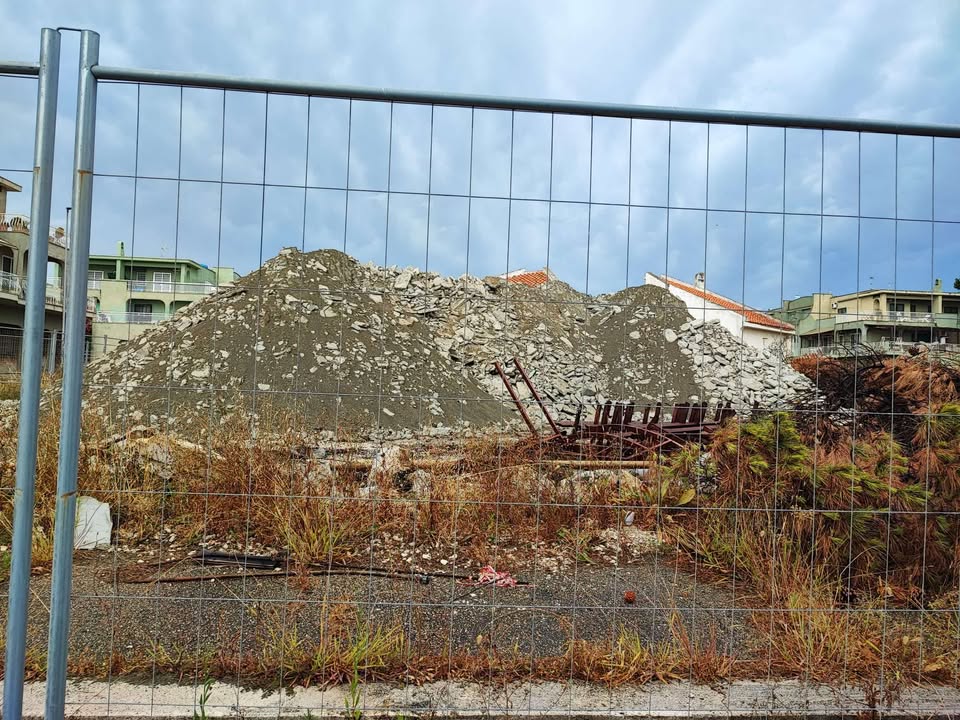 Campo di Mare, Piazza Prima Rosa soffocata dalle macerie. L’ennesimo grido d’allarme dei residenti