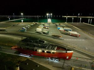 Civitavecchia, lo scafo del primo yacht parte per Genova