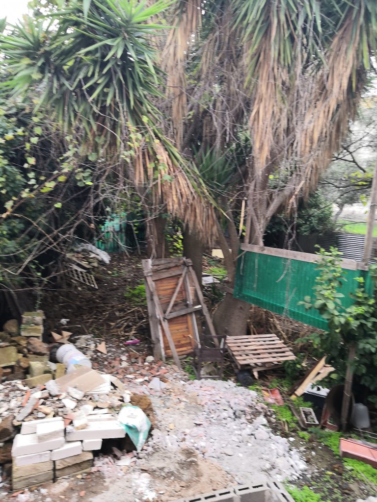 Cerveteri, residenti preoccupati denunciano un rischio incendio per le case che da Piazza Dante si affacciano sul piazzale del Granarone