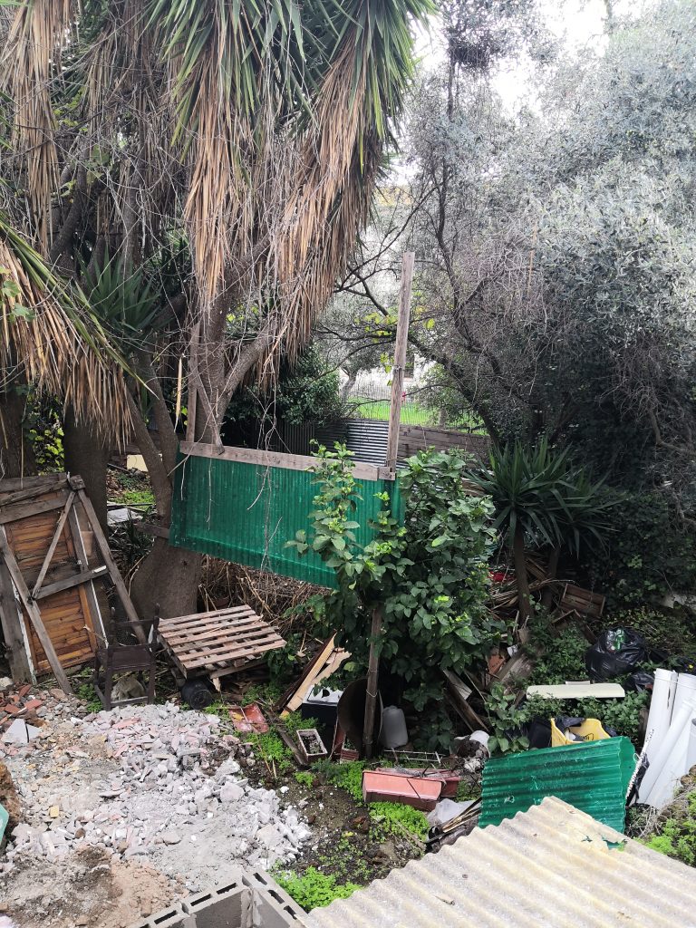 Cerveteri, residenti preoccupati denunciano un rischio incendio per le case che da Piazza Dante si affacciano sul piazzale del Granarone