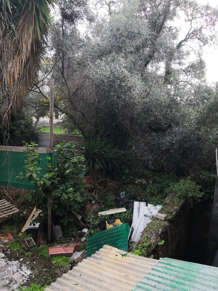 Cerveteri, residenti preoccupati denunciano un rischio incendio per le case che da Piazza Dante si affacciano sul piazzale del Granarone