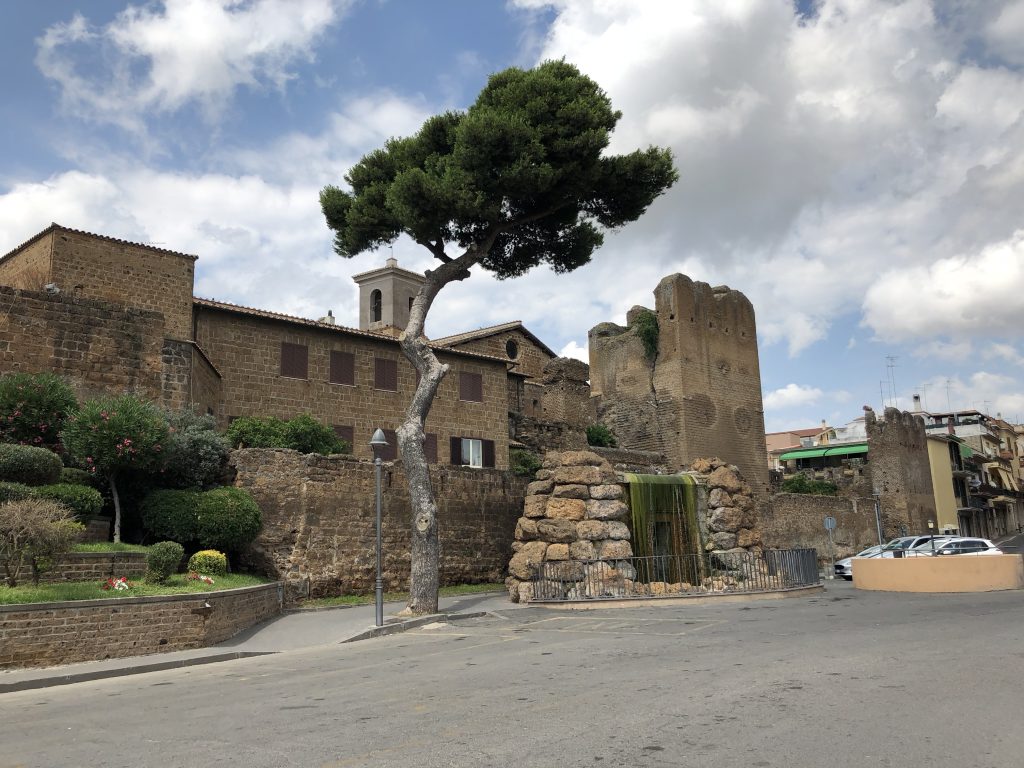 Le fontane monumentali senz’acqua a Cerveteri. Cosa è successo, e cosa si sta facendo per ripristinarle