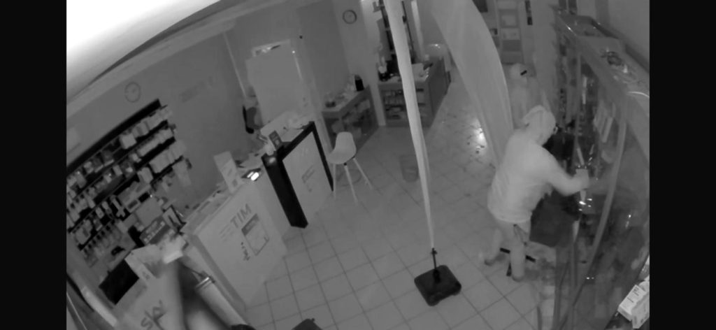 Cerveteri, svaligiato negozio di telefonia sulla Settevene Palo