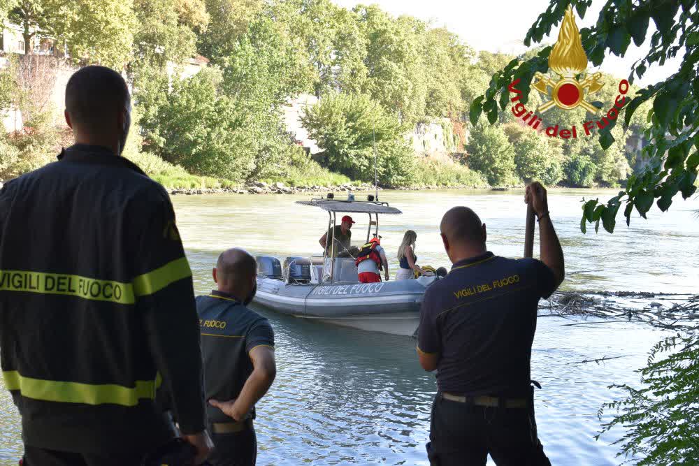 Roma, Vigili del Fuoco in azione sul Tevere: cane tratto in salvo da un canneto e riconsegnato alla proprietaria