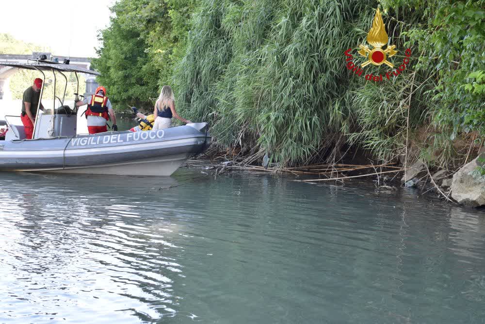 Roma, Vigili del Fuoco in azione sul Tevere: cane tratto in salvo da un canneto e riconsegnato alla proprietaria