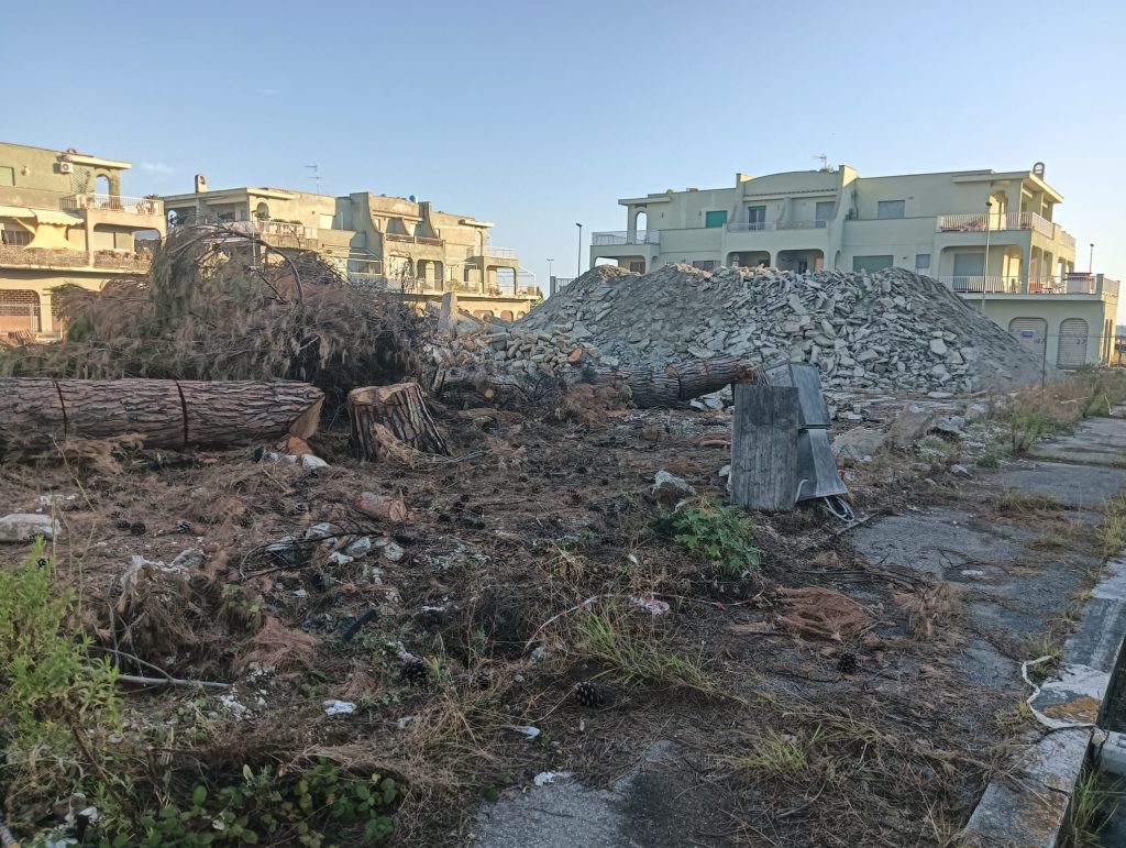Campo di Mare, Piazza Prima Rosa soffocata dalle macerie. L’ennesimo grido d’allarme dei residenti