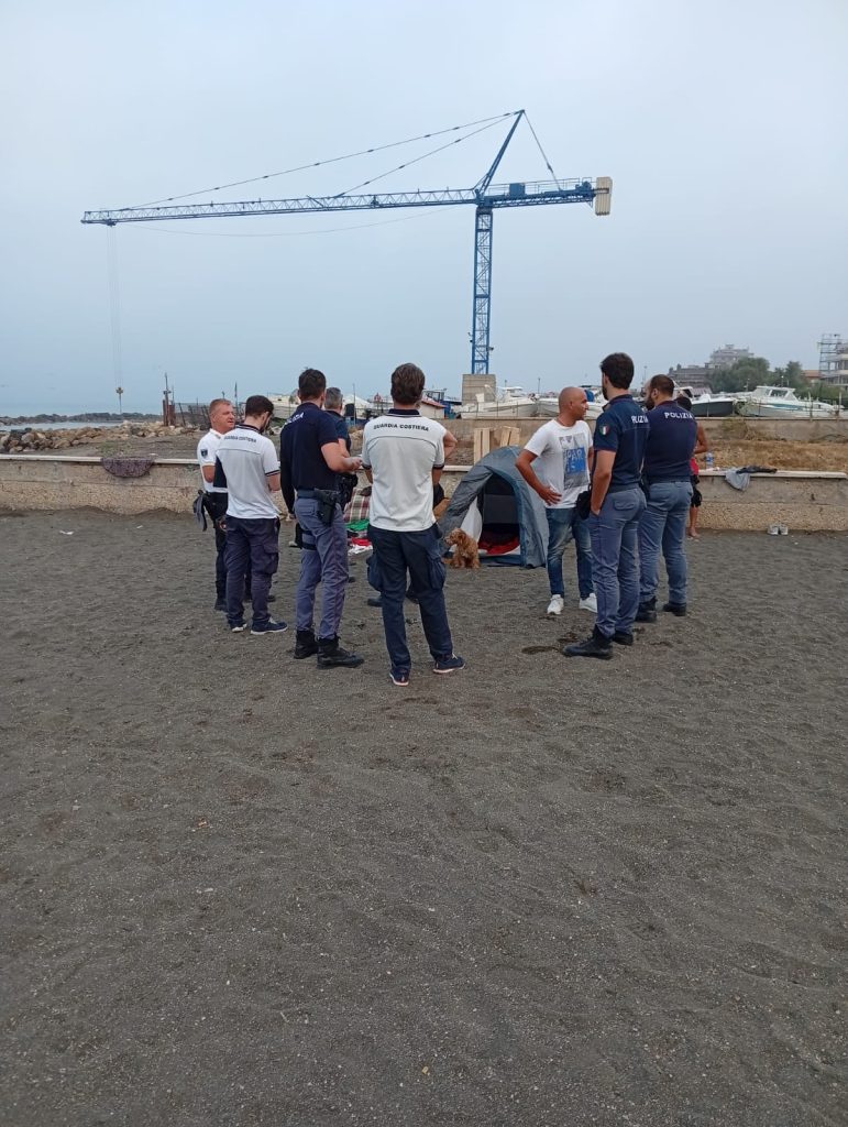 Ladispoli, controlli in spiaggia contro gli abusivi