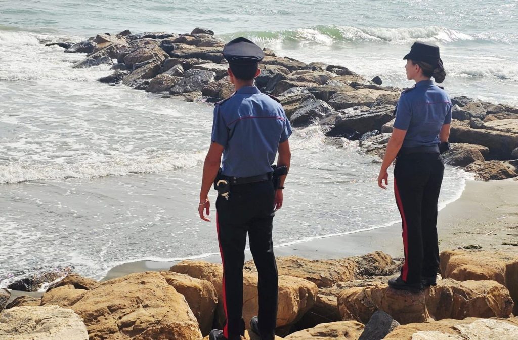 Ladispoli, salvata dai Carabinieri donna di 40 anni in balia delle onde