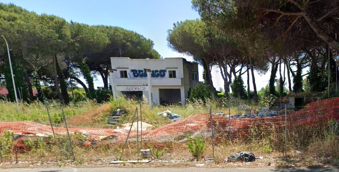 Ex distributore abbandonato sull’Aurelia: scattano le bonifiche e le indagini