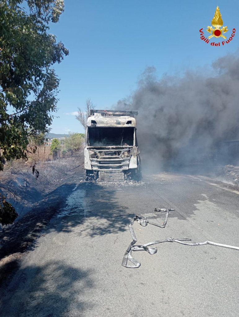 Cerveteri, mezzo pesante in fiamme sulla Furbara Sasso