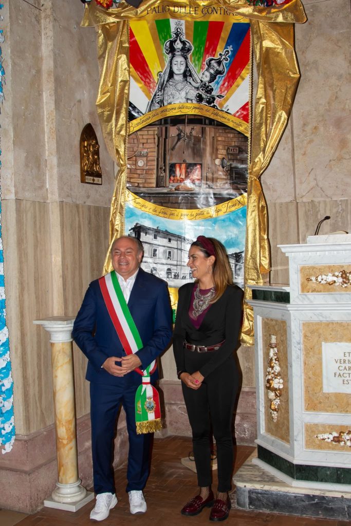 Allumiere, presentato il 59° Cencio del Palio delle Contrade, firmato dall’artista Danila Pietrini