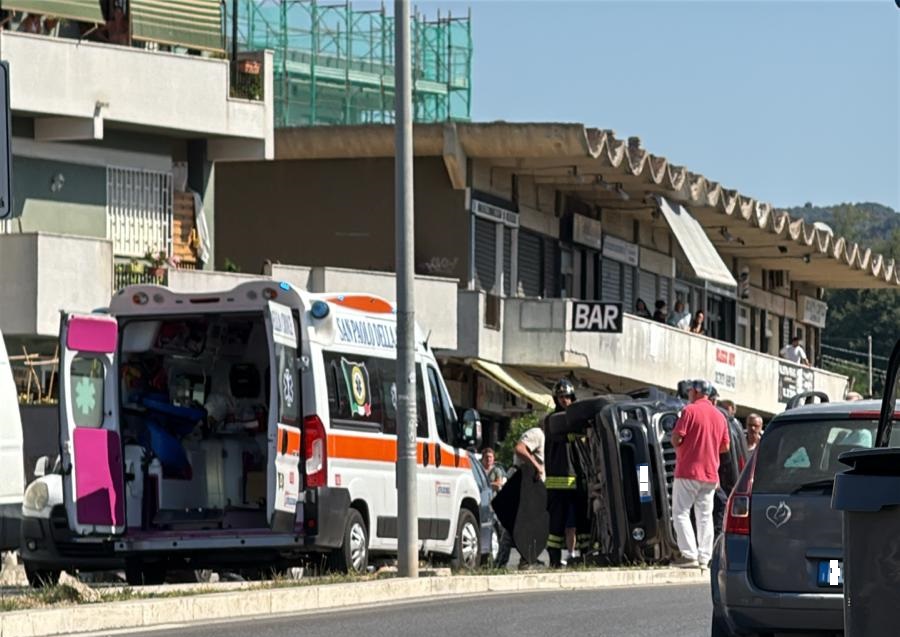 Cerveteri, incidente su viale Manzoni: auto si ribalta in carreggiata