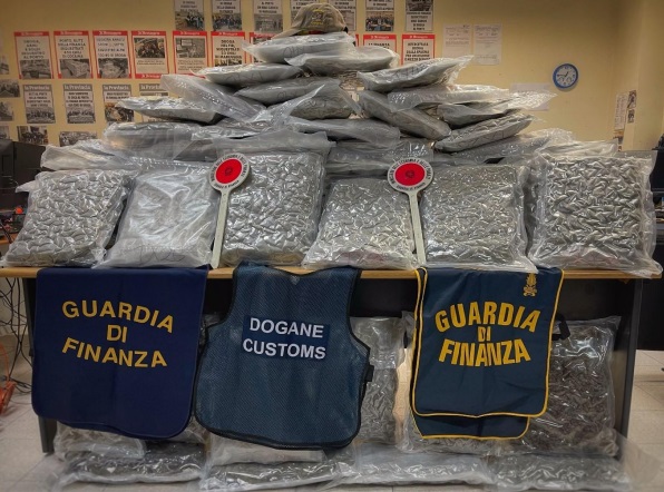 81 kg di marijuana nascosti negli abiti da sposa: maxi sequestro al porto di Civitavecchia