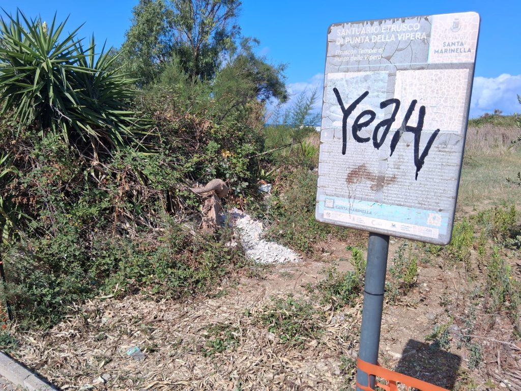Il santuario etrusco di Punta della Vipera è stato vandalizzato