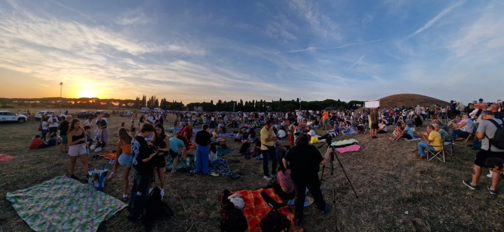 Cerveteri, almeno 2.000 persone hanno assistito all’evento “Eclissi di Luna agli Inferi”, che si è svolto ieri nella Necropoli della Banditaccia