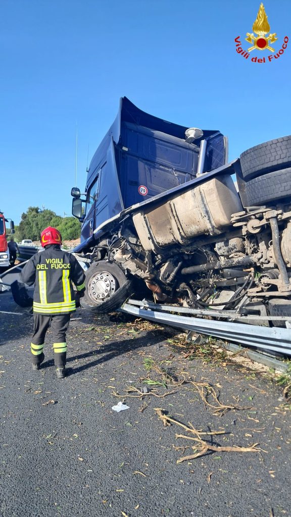 Autoarticolato si ribalta sulla A12. Un ferito lieve, chiusa la corsia di sorpasso su entrambe le carreggiate