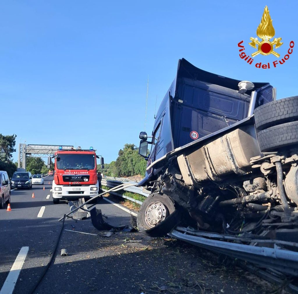 Autoarticolato si ribalta sulla A12. Un ferito lieve, chiusa la corsia di sorpasso su entrambe le carreggiate