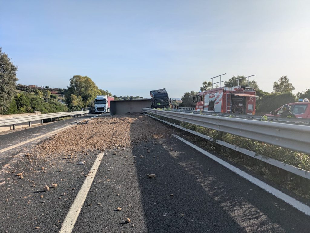 Autoarticolato si ribalta sulla A12. Un ferito lieve, chiusa la corsia di sorpasso su entrambe le carreggiate