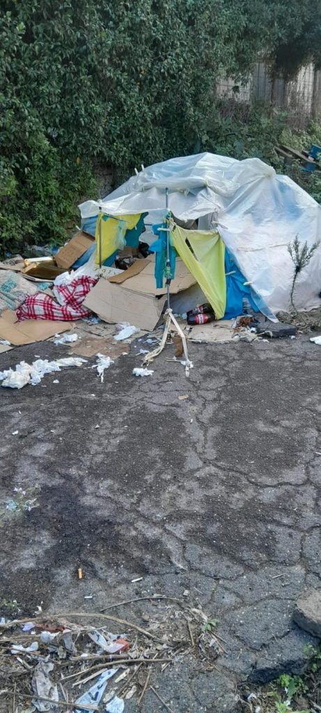 Una tenda per Osvaldo Paoletti. Iniziativa solidale del Jolly Bar con il supporto di Loris La Corcia