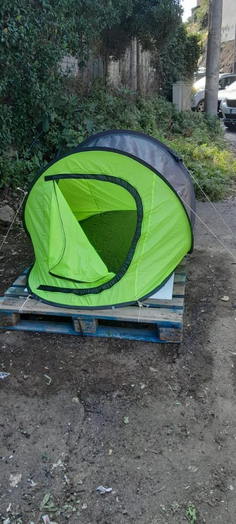 Una tenda per Osvaldo Paoletti. Iniziativa solidale del Jolly Bar con il supporto di Loris La Corcia