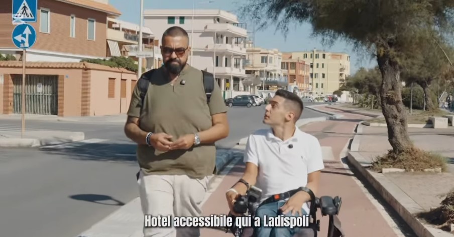Passeggiata speciale” a Ladispoli: accessibilità messa alla prova da Daniele Turis con l’Assessore Porro