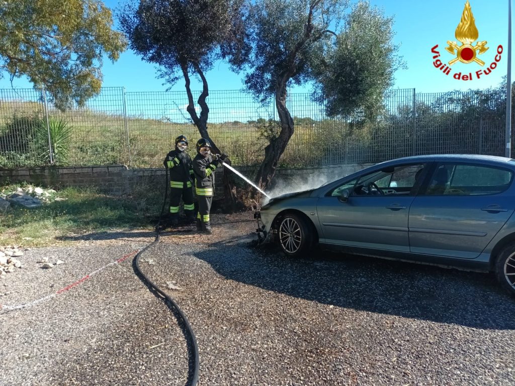 Auto in fiamme alle Terme della Ficoncella, paura nel parcheggio ma nessun ferito